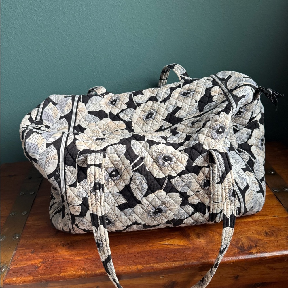 VERA BRADLEY Large Floral Quilted Women's Bag - Black and Cream
